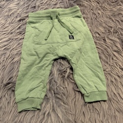 Gröna byxor med stor ficka från Kaxs stl 74