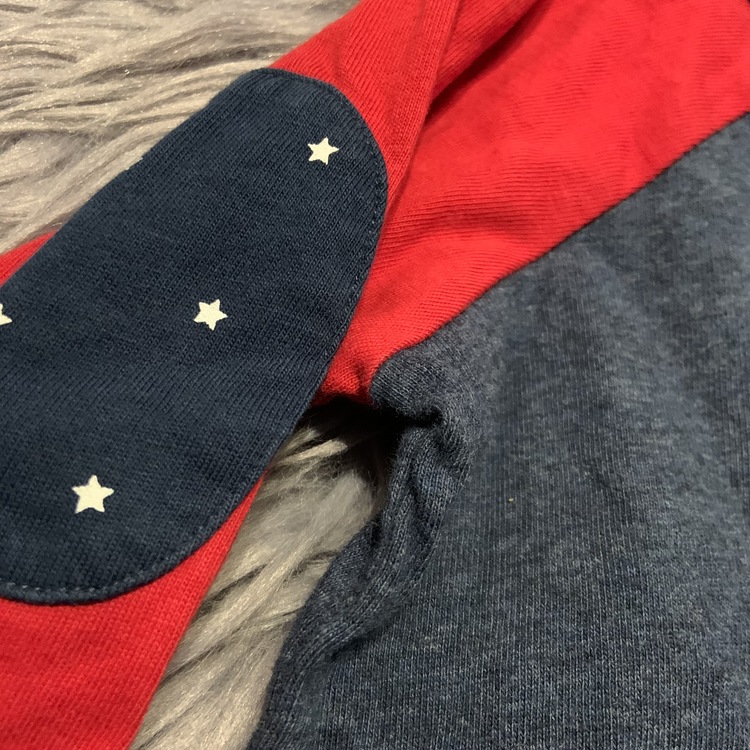 Gråblå och röd tröja med armbågslappar och farfarsknäppning från PoP stl 74