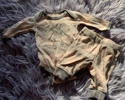Body och leggings i gammelrosa med grått mönster från Small rags stl 50