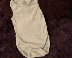 Vit ärmlös body och mörkblå och vit randiga shorts från HM stl 80
