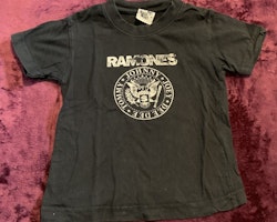 Svart t-shirt med vitt Ramones tryck från South West stl 98/104