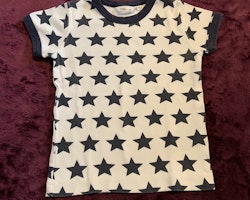 Vit t-shirt med mörkblå kantband och stjärnmönster från Lindex stl 98