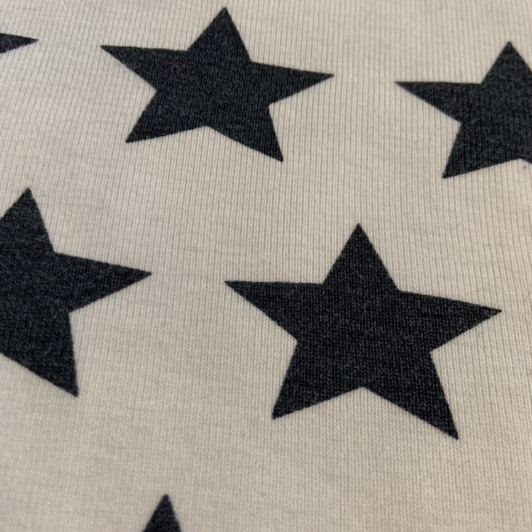Vit t-shirt med mörkblå kantband och stjärnmönster från Lindex stl 98