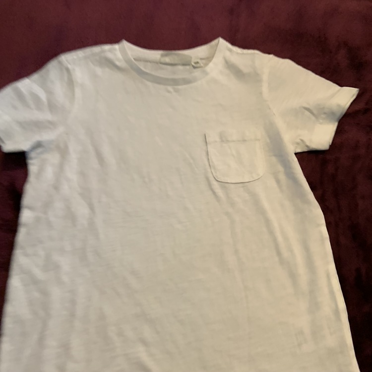 Vit t-shirt med bröstficka från Kappahl stl 98/104