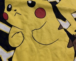 Mörkblå t-shirt med Pikachu från Pokemon stl 98/104