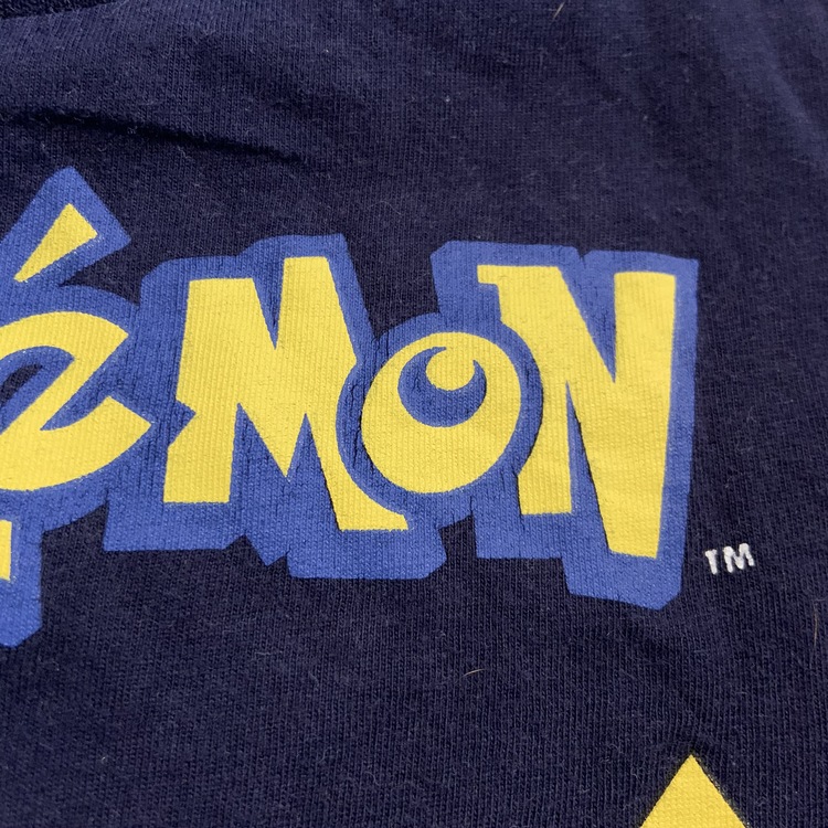 Mörkblå t-shirt med Pikachu från Pokemon stl 98/104
