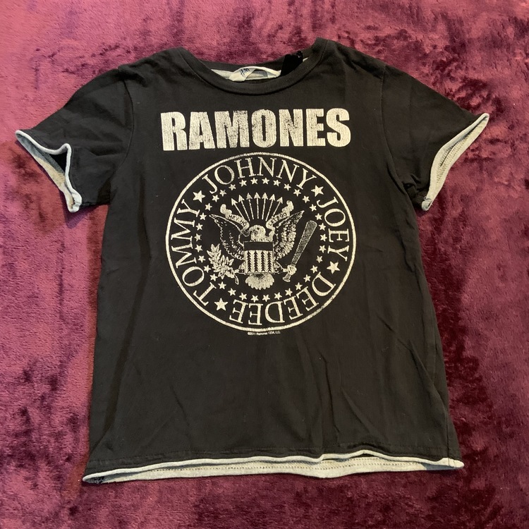 Svart t-shirt med grå kantdetaljer och vitt Ramones tryck från HM stl 98/104