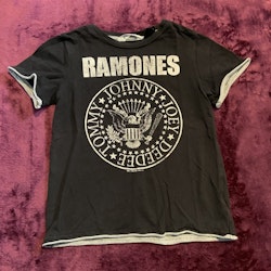 Svart t-shirt med grå kantdetaljer och vitt Ramones tryck från HM stl 98/104