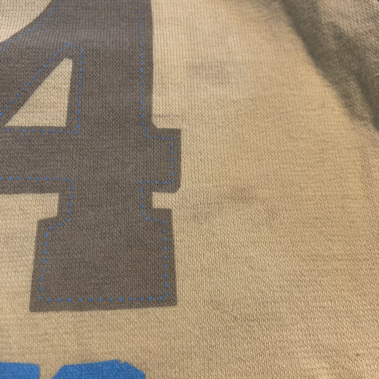 Gult linne med bruna och vita detaljer och flerfärgat tryck från D&J stl 90