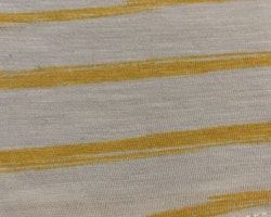 Vit t-shirt med gula ränder och mörkblått tryck från Kappahl stl 98/104