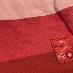 Bredrandig t-shirt i ljusrosa, rosa och rött från HM stl 98
