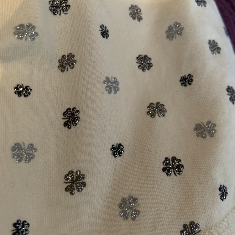 Beige klänning med glittriga fyrklöver i olika grå nyanser från Holly´s stl 62