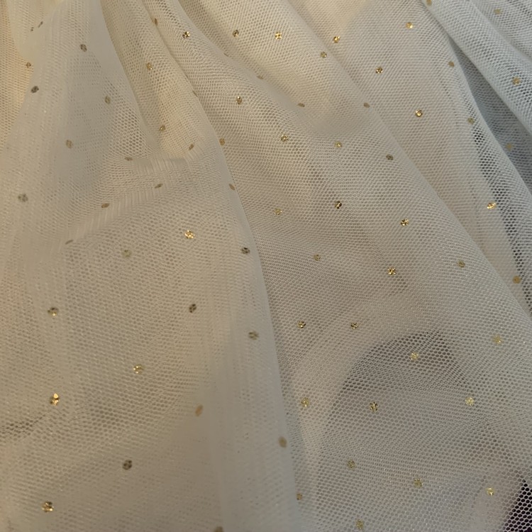 Off-white klänning med inbyggd body och tyllkjol med guldprickar från HM stl 62
