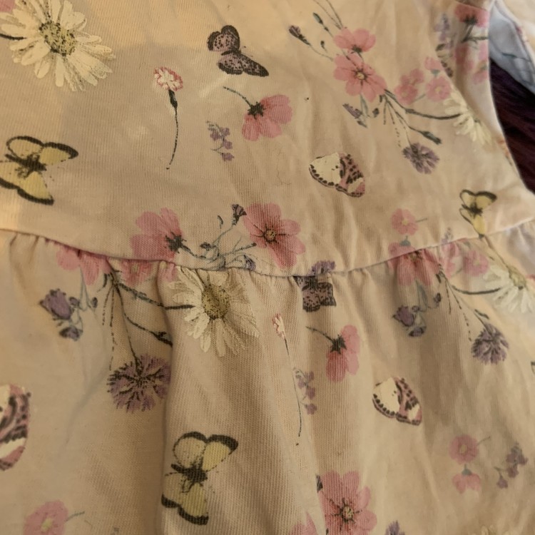 Ljusrosa klänning med mönster av blommor och fjärilar från Lindex stl 62