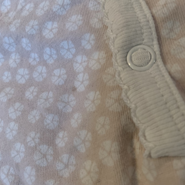 Ljusrosa kortärmad kortbent pyjamas med vitt mönster från Newbie stl 80