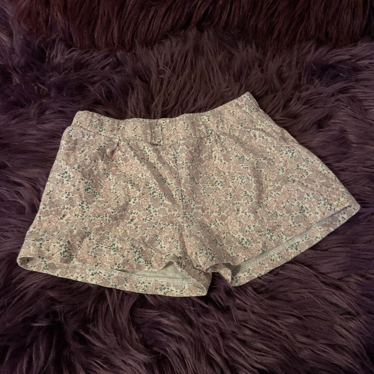 Vita shorts med mestadels rosa småblommigt mönster från Lindex stl 80
