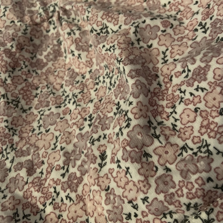 Vita shorts med mestadels rosa småblommigt mönster från Lindex stl 80