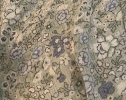 Ljusgröna byxor med blått, grått och vitt småblommigt mönster från Newbie stl 62
