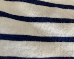Vit tröja med mörkblå ränder från Newbie stl 68