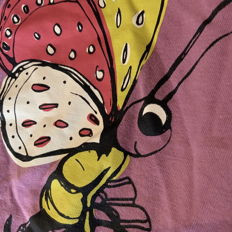 Lila t-shirt med fjärilstryck i svart, vitt, rosa och gult från PoP stl 86
