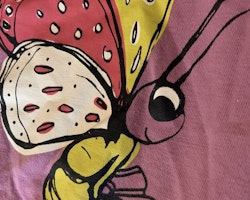 Lila t-shirt med fjärilstryck i svart, vitt, rosa och gult från PoP stl 86