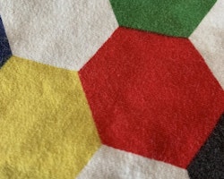 Flerfärgad t-shirt med hexagonmönster från PoP stl 86