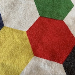 Flerfärgad t-shirt med hexagonmönster från PoP stl 86