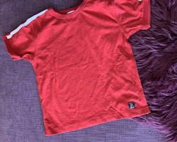 Set med röd t-shirt och mörkblå shorts från PoP stl 104