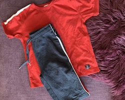 Set med röd t-shirt och mörkblå shorts från PoP stl 104