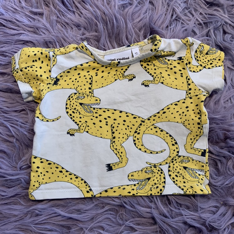 Grå/beige t-shirt med gula och svarta dinosaurier från Mini Rodini stl 56-62