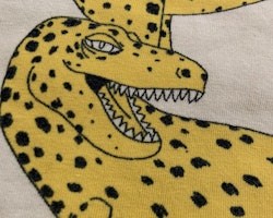 Grå/beige t-shirt med gula och svarta dinosaurier från Mini Rodini stl 56-62