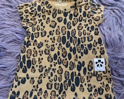 Leopardmönstrad kortärmad klänning från Mini Rodini stl 56-62
