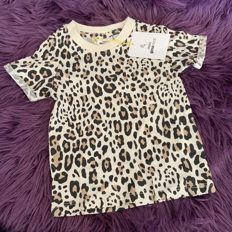 Beige t-shirt med leopardfläckar från Gina Tricot Mini stl 62/68