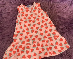Ljusrosa ärmlös klänning med vattenmelon mönster från Lupilu stl 62/68