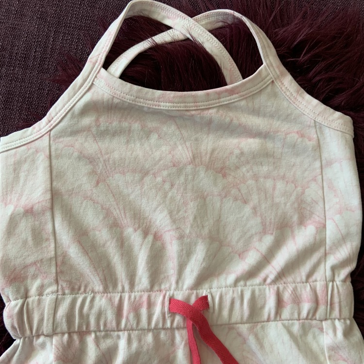 Ljusrosa och vit jumpsuit med snäckmönster och spagettiband från Livly stl 98