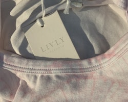 Ljusrosa och vit jumpsuit med snäckmönster och spagettiband från Livly stl 98