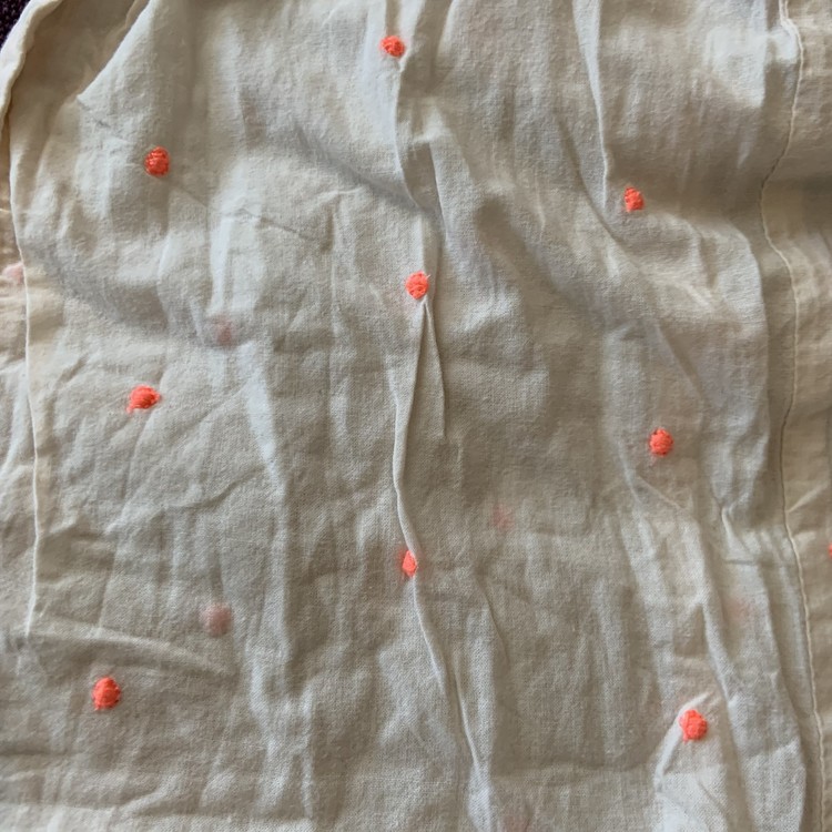Ljusrosa jumpsuit med broderade neonrosa prickar, rosetter och smock från Lindex stl 80