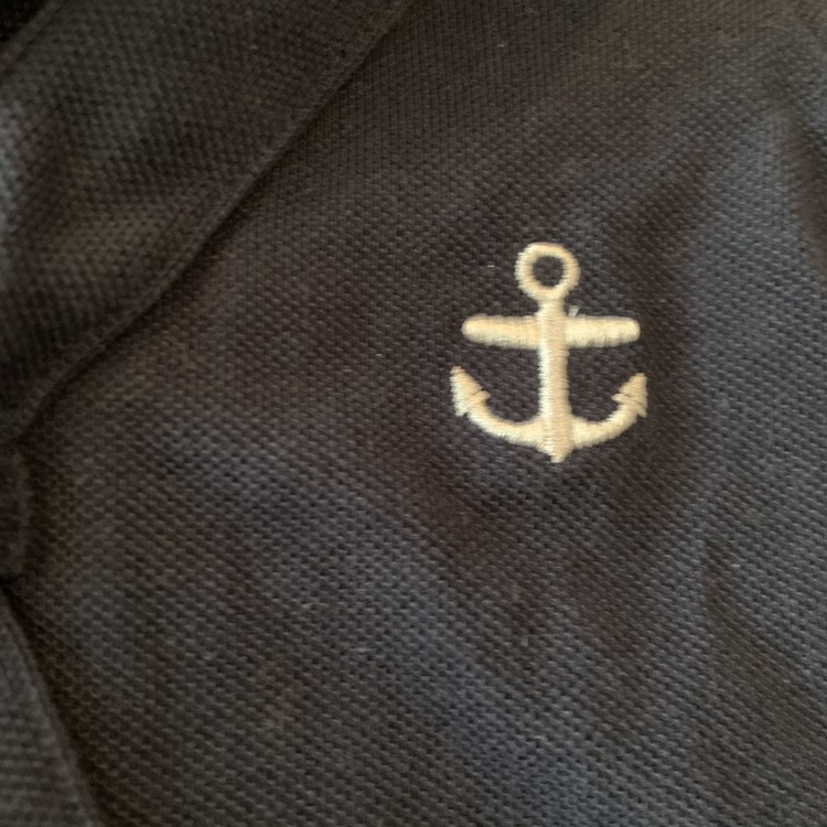 Mörkblå jumpsuit / sjömansdräkt med vita randiga detaljer och ett vitt broderat ankare från Lindex stl 68