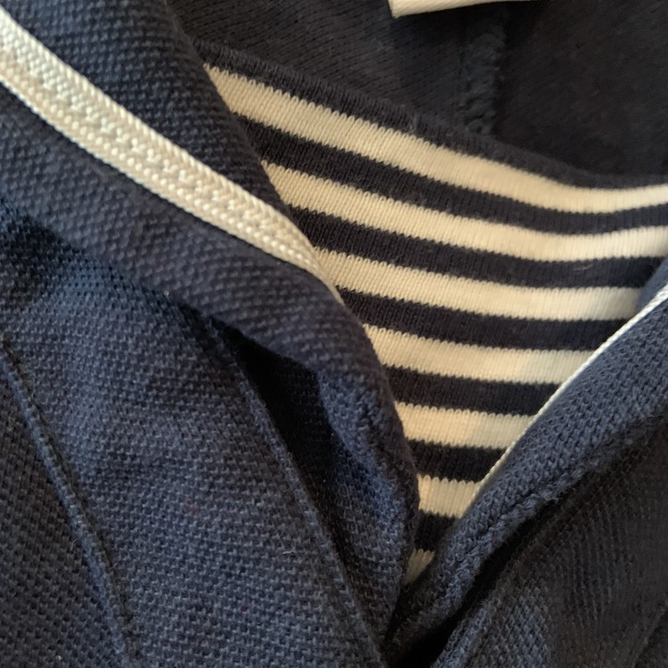 Mörkblå jumpsuit / sjömansdräkt med vita randiga detaljer och ett vitt broderat ankare från Lindex stl 68