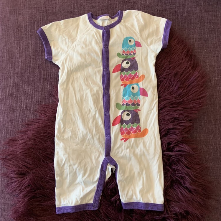 Vit kortärmad kortbent pyjamas med lila kantband och flerfärgat fågel tryck från Lindex stl 86