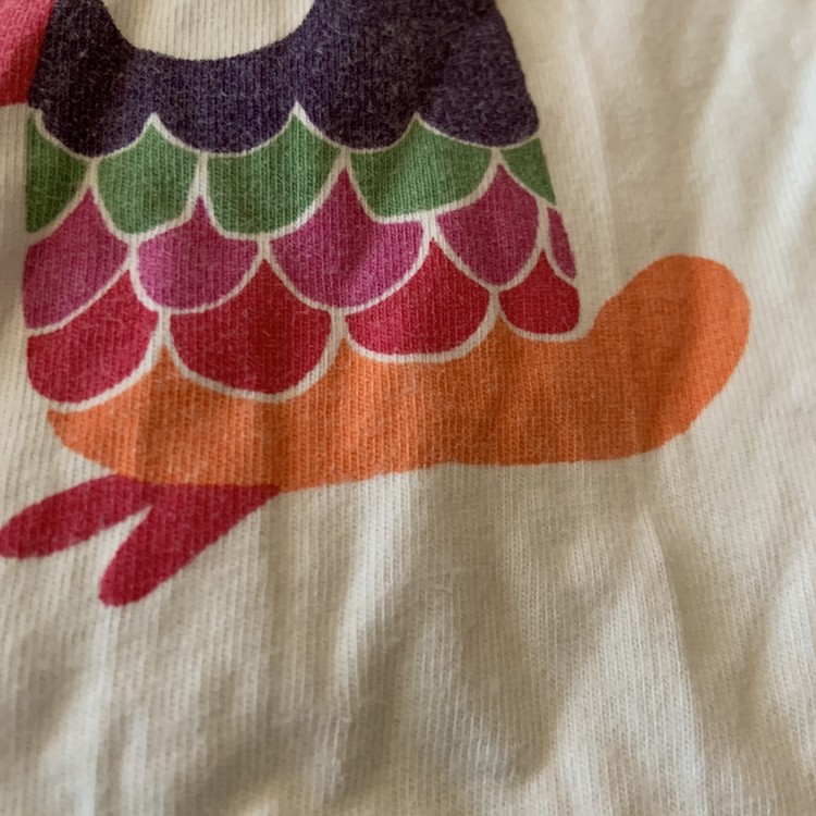 Vit kortärmad kortbent pyjamas med lila kantband och flerfärgat fågel tryck från Lindex stl 86