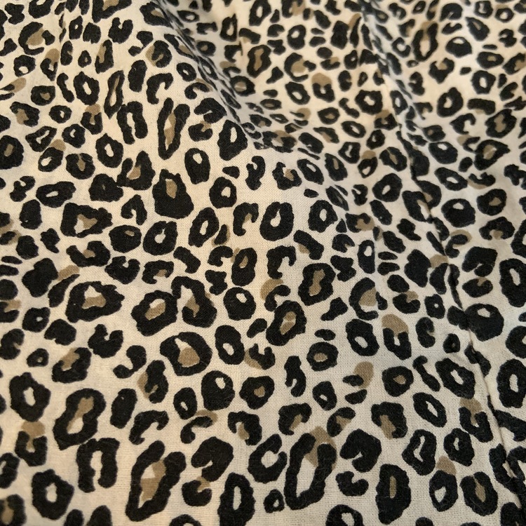 Leopardmönstrad jumpsuit med volanger och svarta rosetter från Lindex stl 62