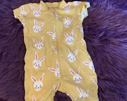 Gul kortärmad kortbent pyjamas med kaniner från Lindex stl 62