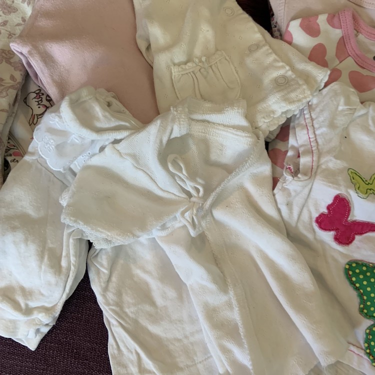 Ett kilo klädpaket i vitt och rosa stl 50-56