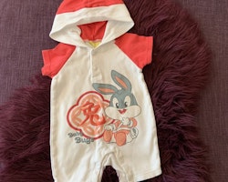 Vit och orange jumpsuit med bebis Snurre Sprätt tryck och broderat asiatiskt tecken från Baby Looney Tunes stl 0-3 mån