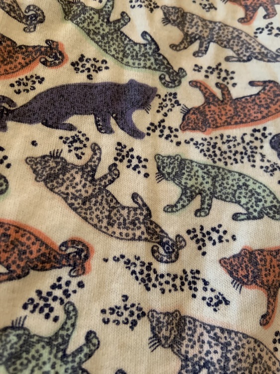Vit kortärmad långbent pyjamas med mintgröna detaljer och ett färgglatt mönster med leoparder från Ica Eco stl 74
