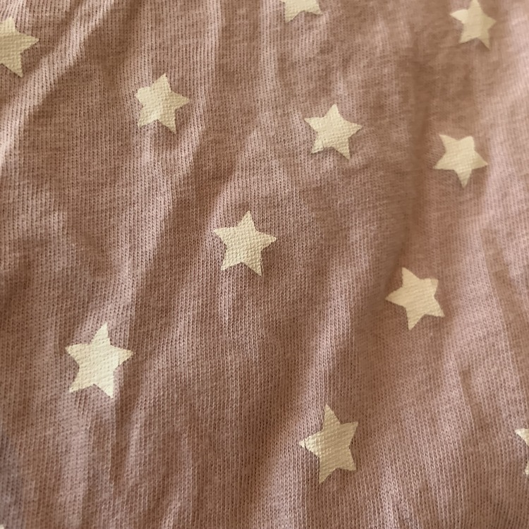 Två kortärmade kortbenta pyjamaser i ljuslila med vita stjärnor resp. vitt med lila prickar och enhörning från Vertbaudet stl 71 cm