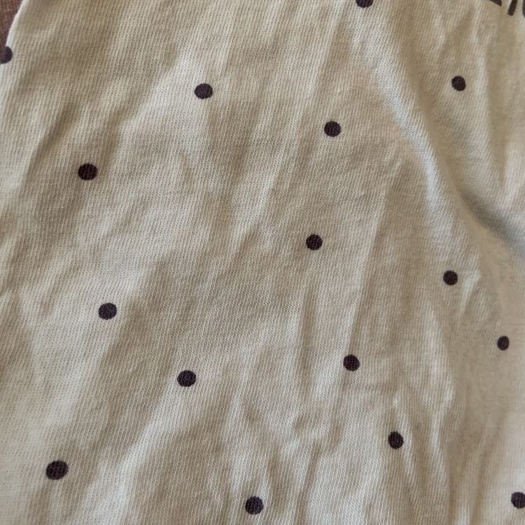 Två kortärmade kortbenta pyjamaser i ljuslila med vita stjärnor resp. vitt med lila prickar och enhörning från Vertbaudet stl 71 cm