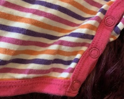 Vit kortärmad kortbent pyjamas med rosa kantband och ränder i rosa, lila och orange från Lindex stl 86