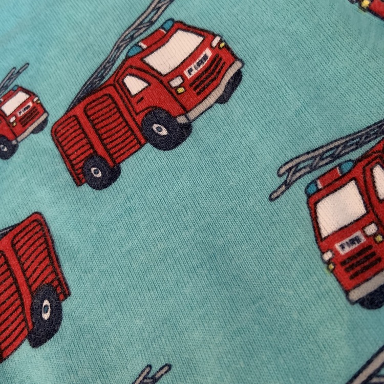 Ljusblå kortärmad body med röda brandbilar från Lindex stl 62